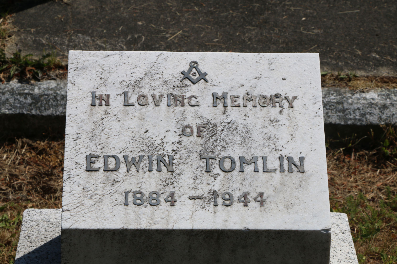 Edwin Tomlin grave inscription, Ross Bay Cemetery, Victoria, B.C. (photo by Mark Anderson)