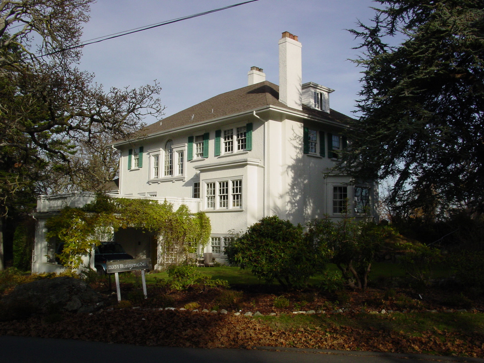 2031 Runnymede Avenue, November 2002. This house was designed by architect Samuel Maclure in 1916. (photo by Author)