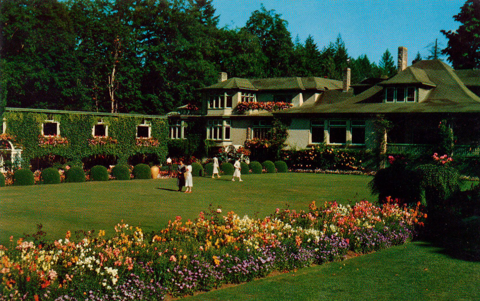 Postcard showing Benvenuto and the Italian Garden, circa 1950. This postcard was distributed by the Northern Pacific Railway. (Author's collection)