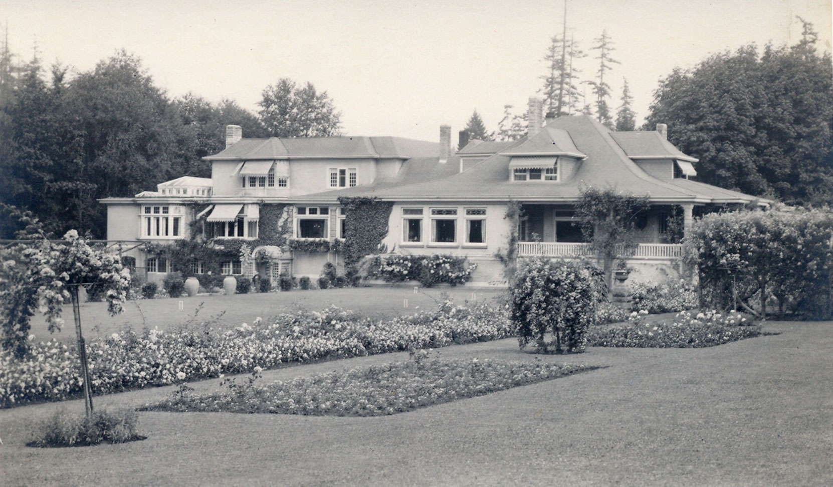 Postcard showing Benvenuto, circa 1926-1928, prior to construction of the 1929 addition to the east side of the Italian Garden (Author's collection)