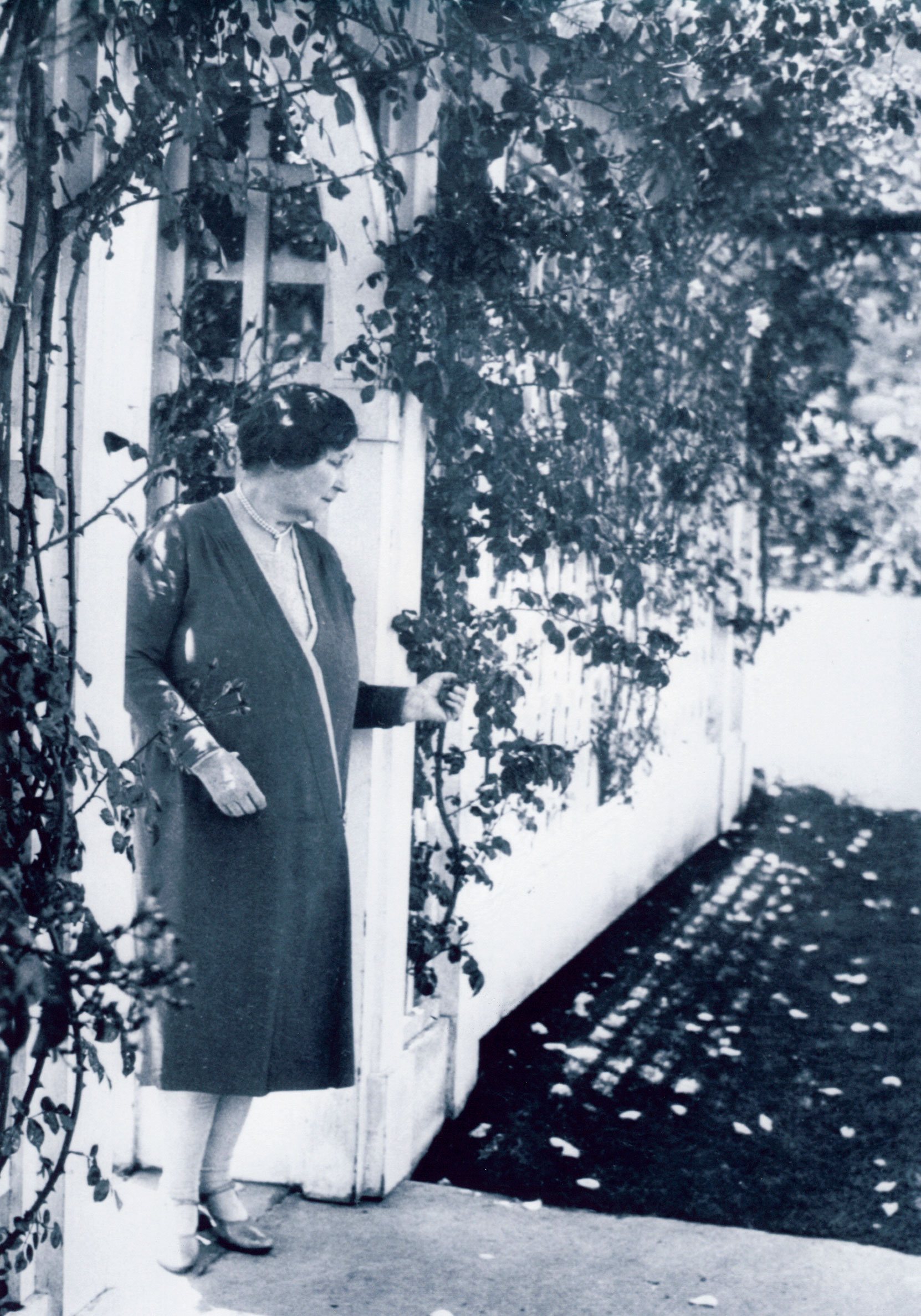 Jennie Butchart at the entrance to her Private Garden at Benvenuto, November 1921 (photo: Harry Upperton Knight)