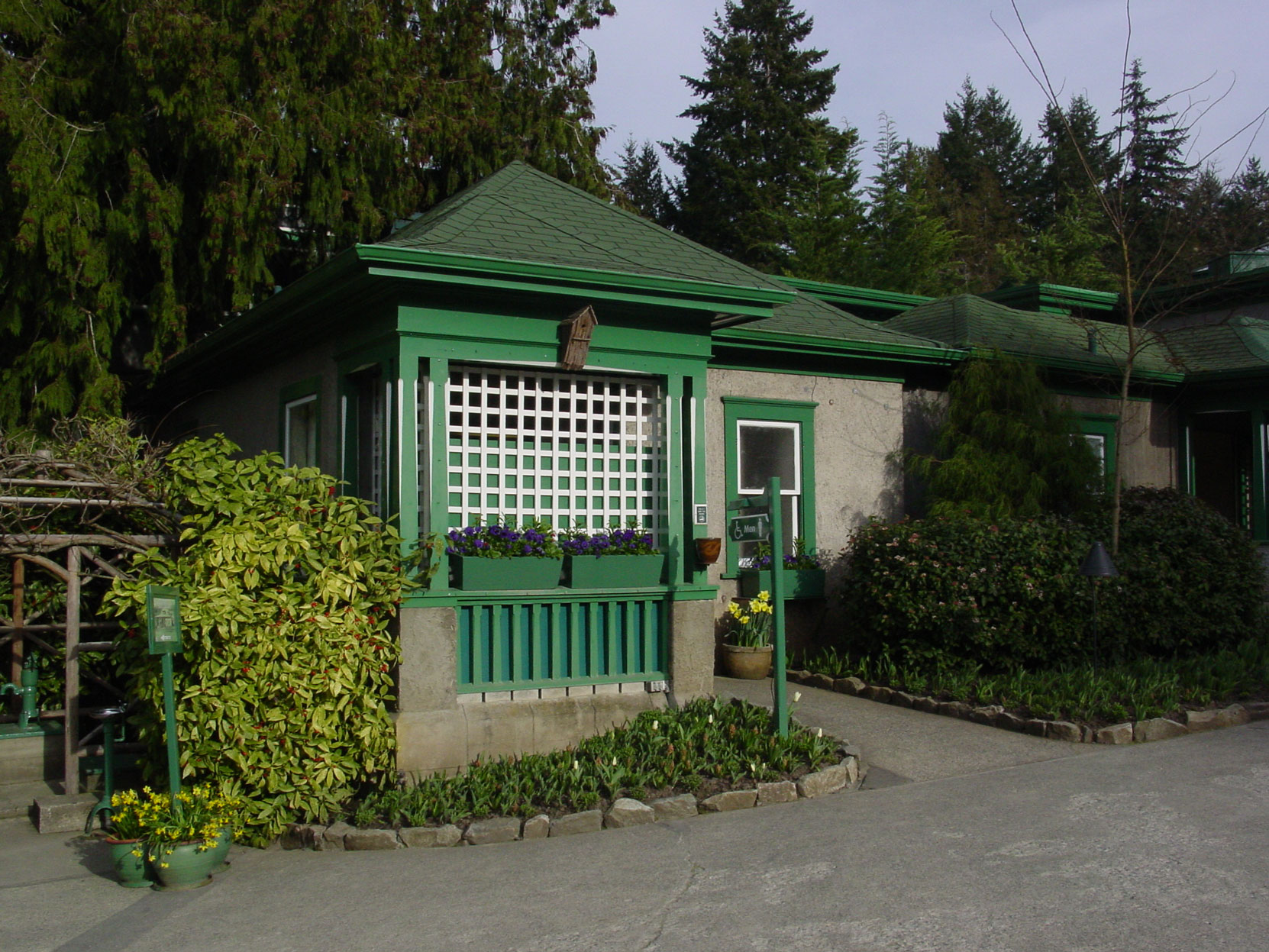 The "Chinamans Cottage" designed by architect Samuel Maclure in 1917 is now sued as a men's washroom at Butchart Gardens (photo by Author)