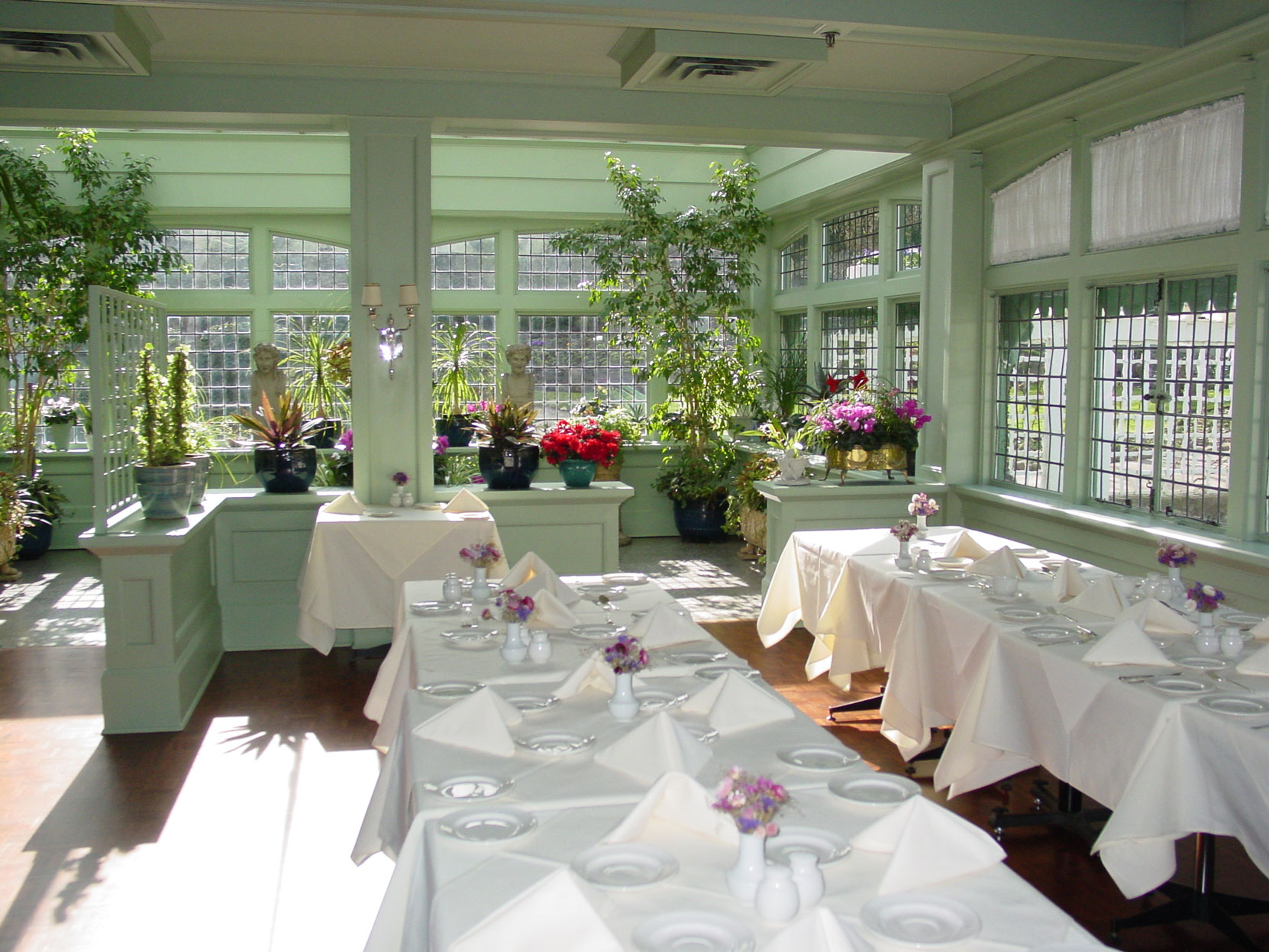 The interior of the Sun Room addition to Benvenuto, designed by architect Samuel Maclure in 1911. (photo by Author)