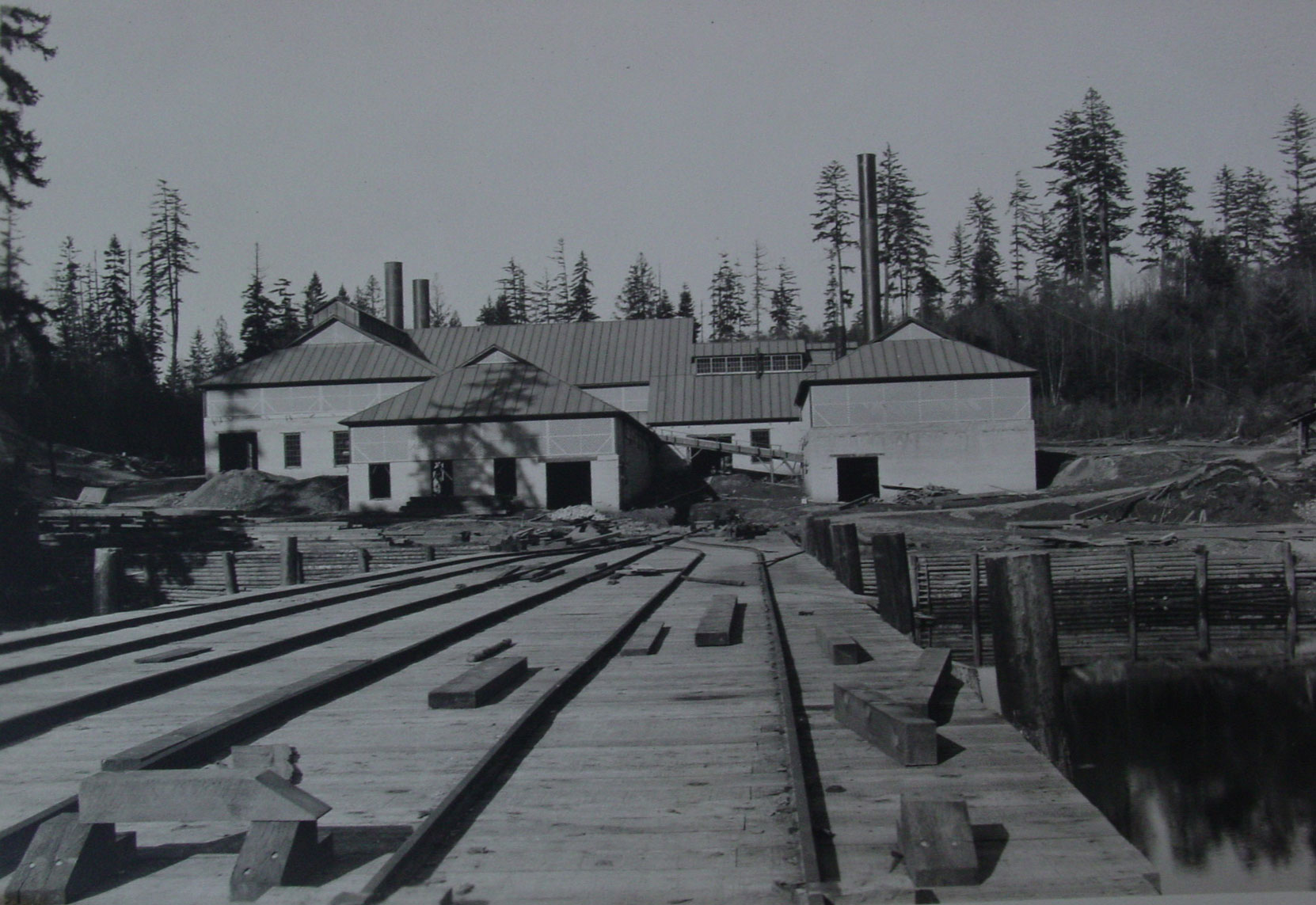 The Vancouver Portland Cement Company dock and plant at Tod Inlet, 1904. The plant appears to be still under construction in this photograph. (District of Saanich Archives)