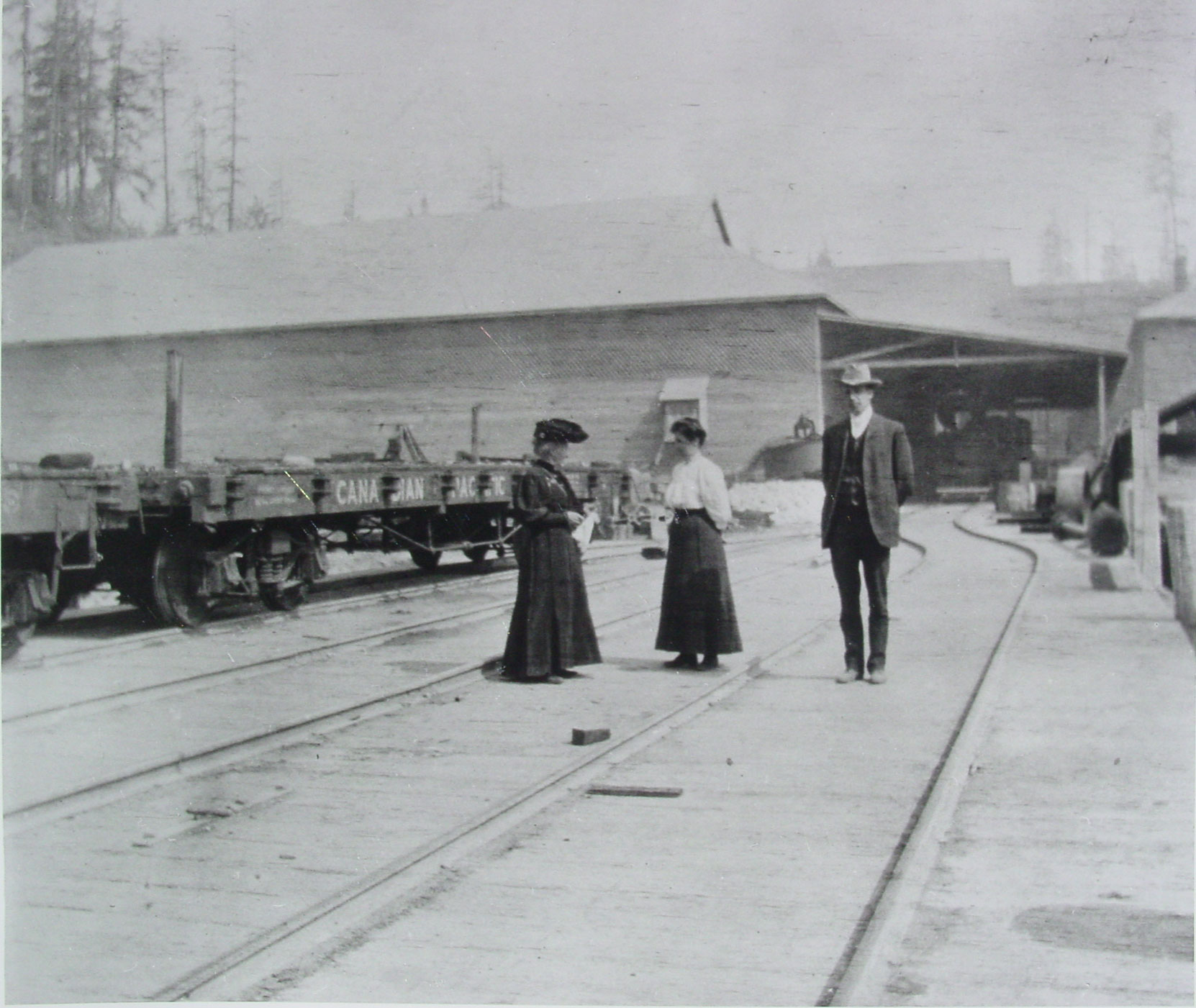 The Vancouver Portland Cement Company dock at Tod Inlet, circa 1909. The woman in the center could be Jennie Butchart. (District of Saanich Archives)