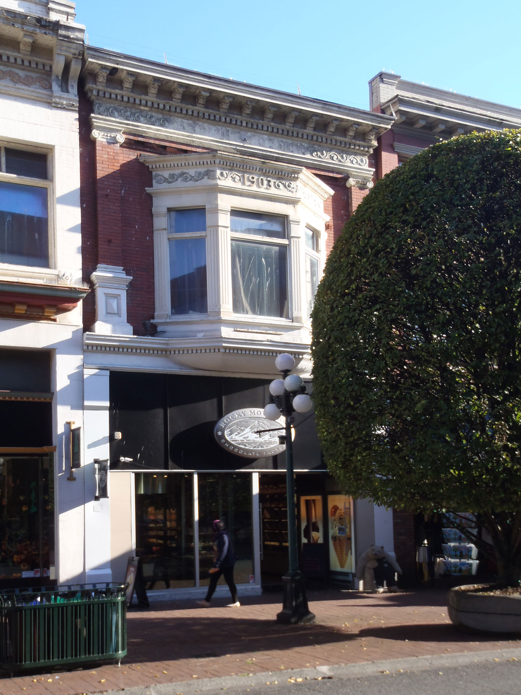 909 Government Street in downtown Victoria. Built in 1903 by architects Thomas Hooper and C. Elwood Watkins, it was the Victoria office of the Pacific Steamship Company's Admiral Line. Robert Butchart was on the Pacific Steamship Company's Board of Directors. (photo by Author)