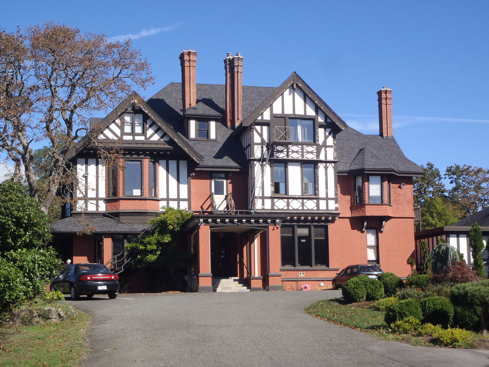 1322 Rockland Avenue was the Agnew family home between 1912 and 1950. Kathleen Agnew donated it the Anglican Church in 1950. (photo: Mark Anderson)