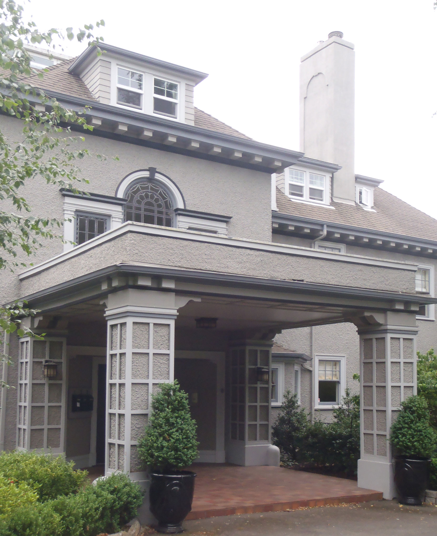 906 St. Charles Street, where Robert and Jennie Butchart lived in their retirement years. Robert Butchart died here in 1943. Jennie Butchart died here in 1950. (Photo by Author)