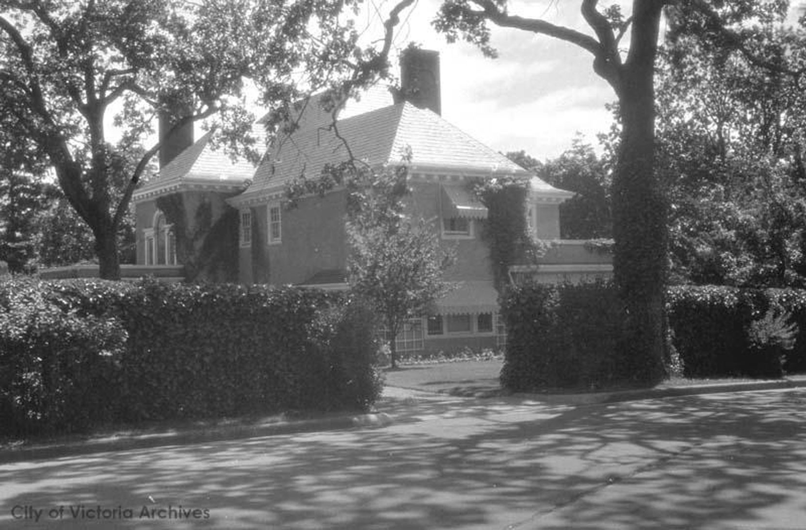 906 St. Charles Street, circa 1926. Photo by Harry Upperton Knight. (City of Victoria Archives photo M00903)