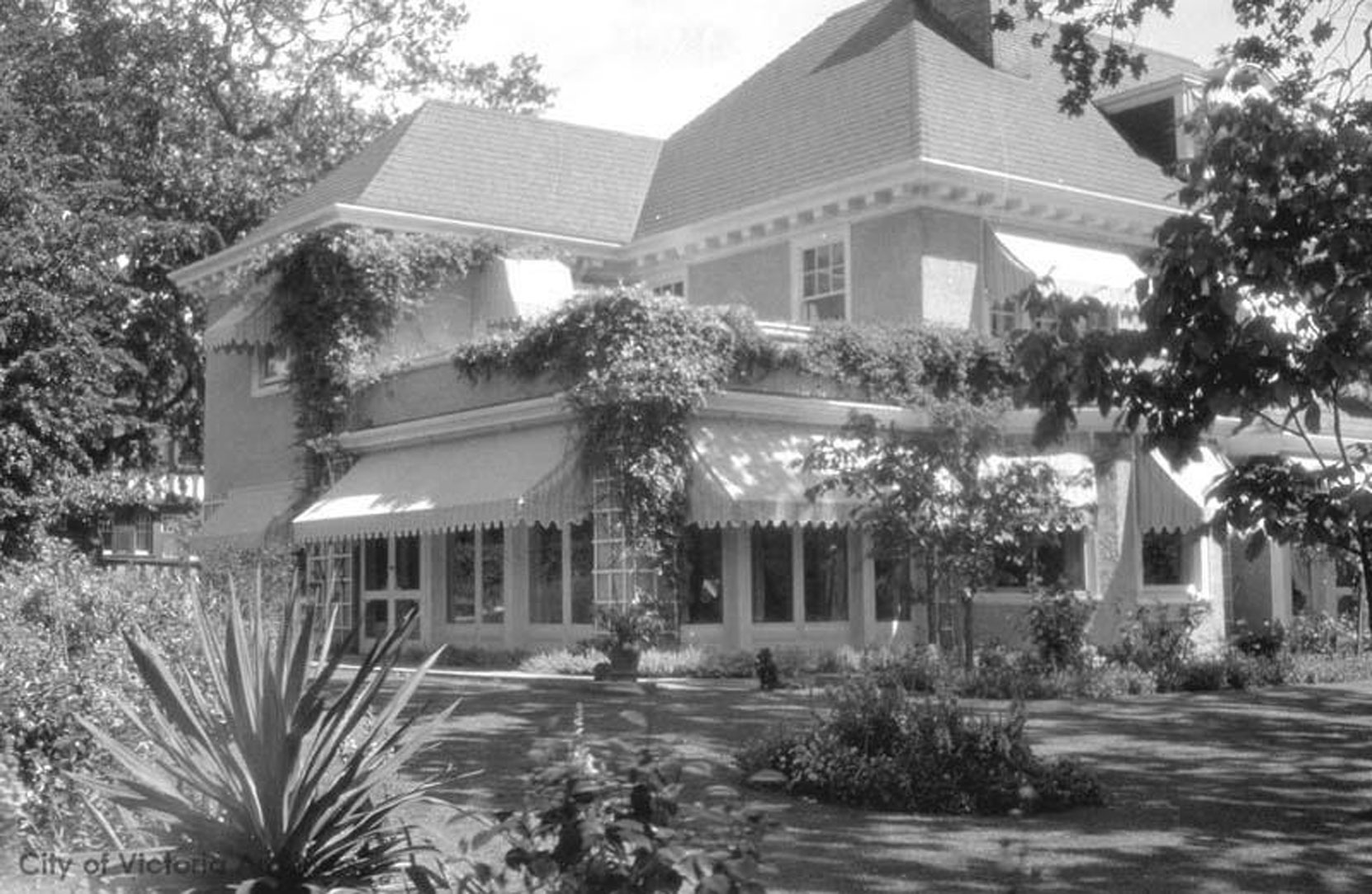 906 St. Charles Street, circa 1926. Photo by Harry Upperton Knight. (City of Victoria Archives photo M00904)